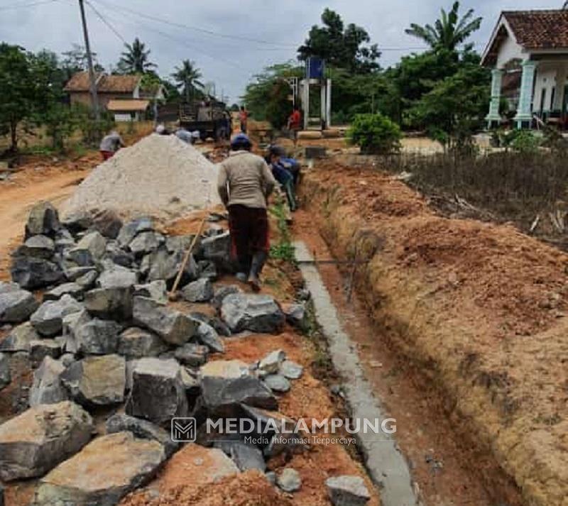 Kampung Kota Jawa Realisasikan ADD Tahap 2, Bangun Siring Drainase Sepanjang 550 Meter