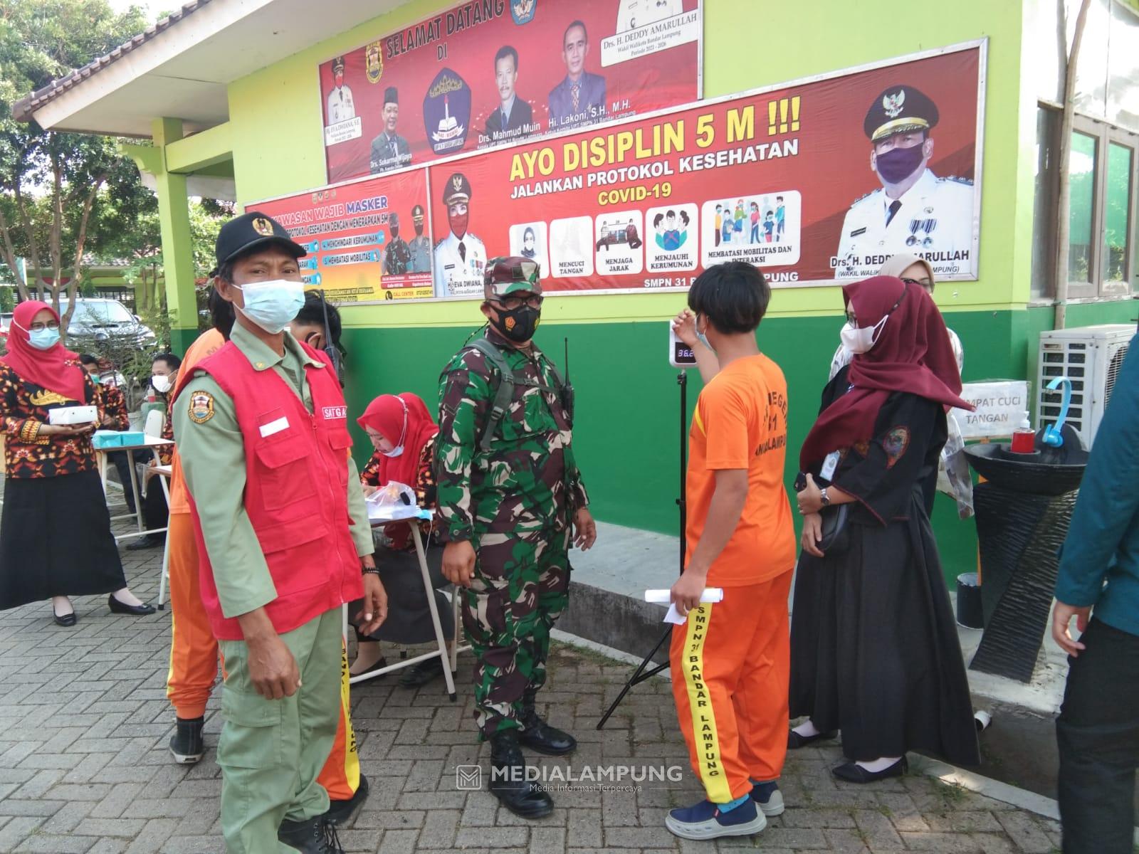 Babinsa Koramil Panjang Pantau Proses Vaksinasi di SMPN 31 Bandarlampung