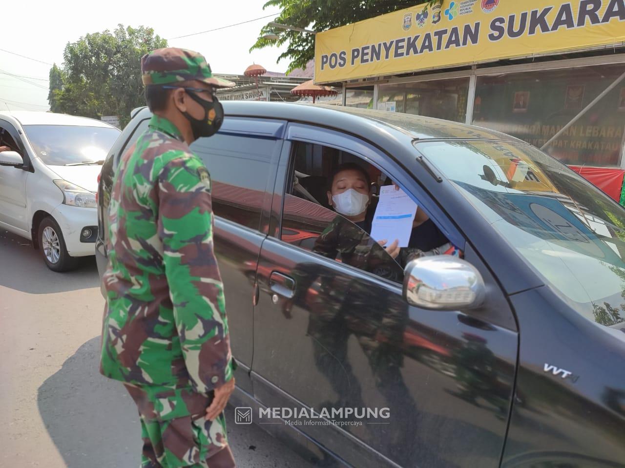 Babinsa Koramil TKT Lakukan Penyekatan Kendaraan yang Akan Masuk ke Bandarlampung