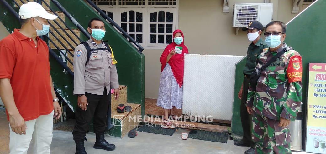 Jajaran Babinsa Koramil TKT Saluran Bantuan Obat untuk Warga Isoman