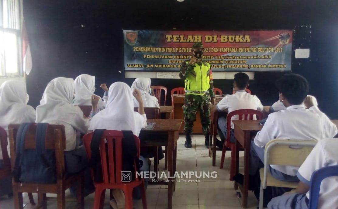 Personil TNI Sosialisasi Penerimaan Prajurit di SMK Bhakti Wiyata 