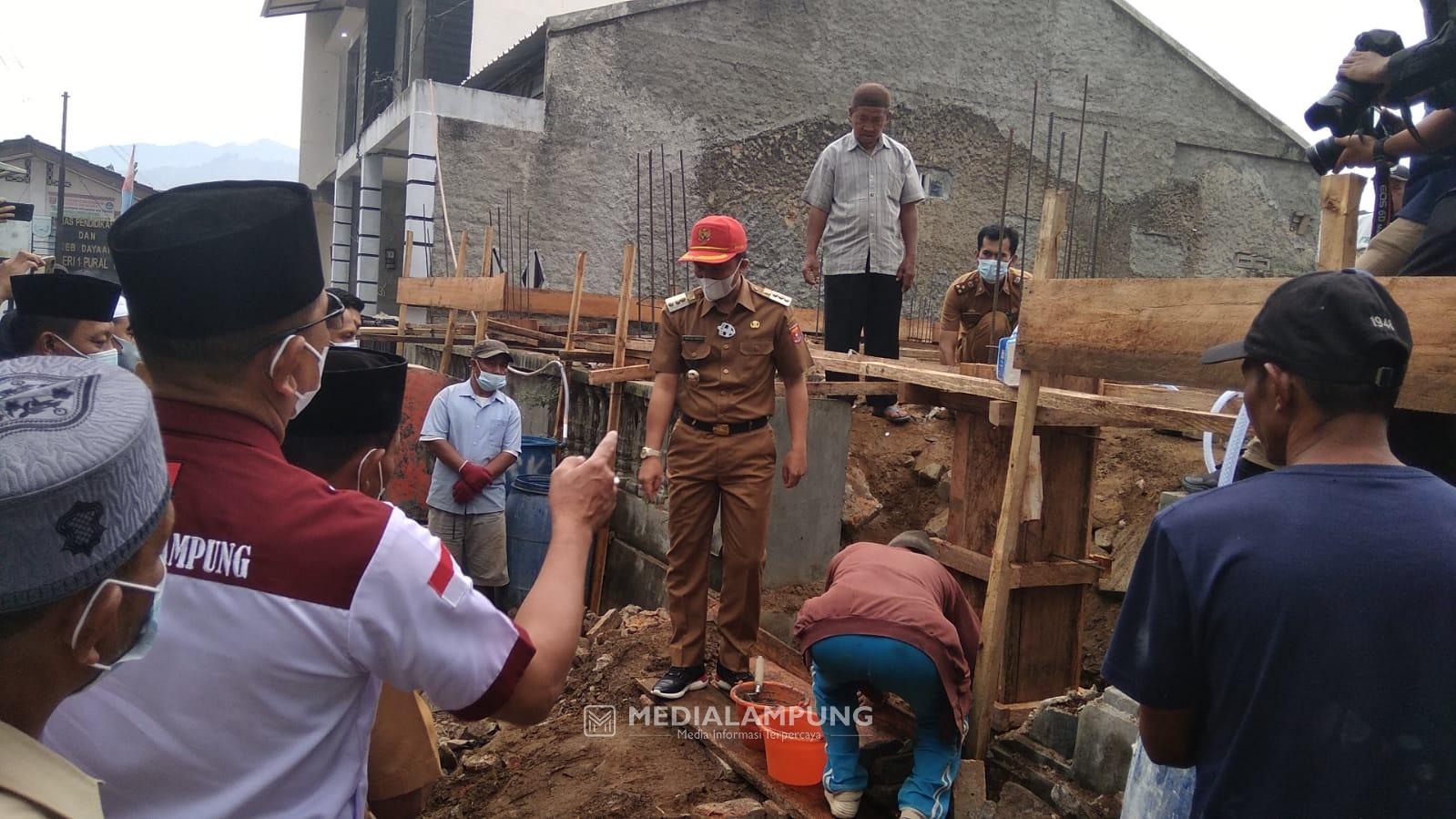 Bupati Lakukan Peletakan Batu Pertama Masjid Pekon Puralaksana dan Berikan Bantuan
