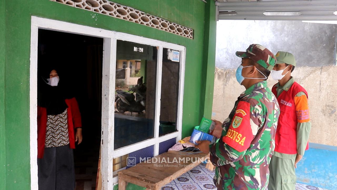 Babinsa Koramil TBU Distribusikan Obat kepada Warga Binaan yang Menjalani Isoman