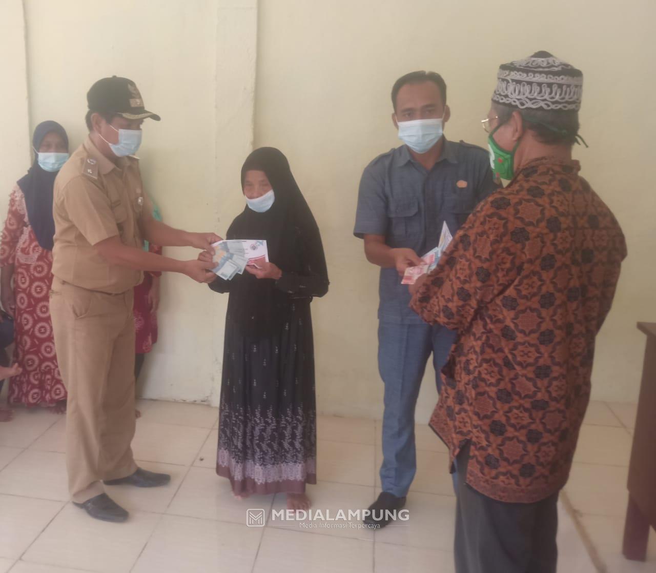 Giliran Sumber Rejeki Bagikan BLT-DD