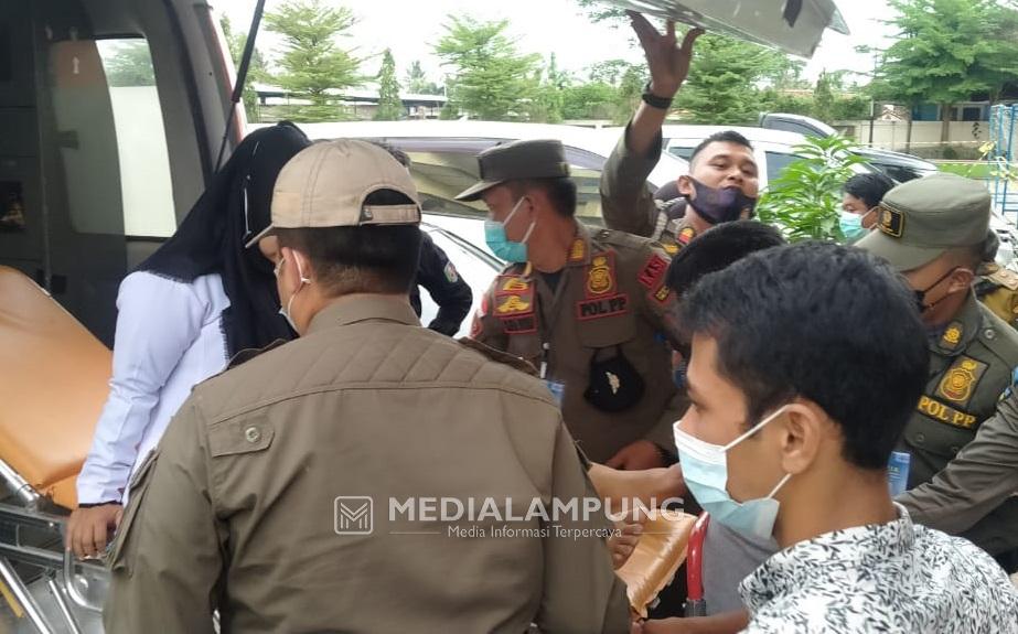 Tak Kuat Berjalan Usai Ikut Tes, Peserta SKD CPNS Pringsewu Ditandu Keluar