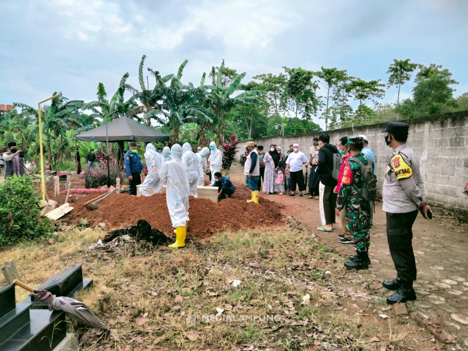 Babinsa Koramil Panjang Monitor Pelaksanaan Pemakaman Warga Binaannya