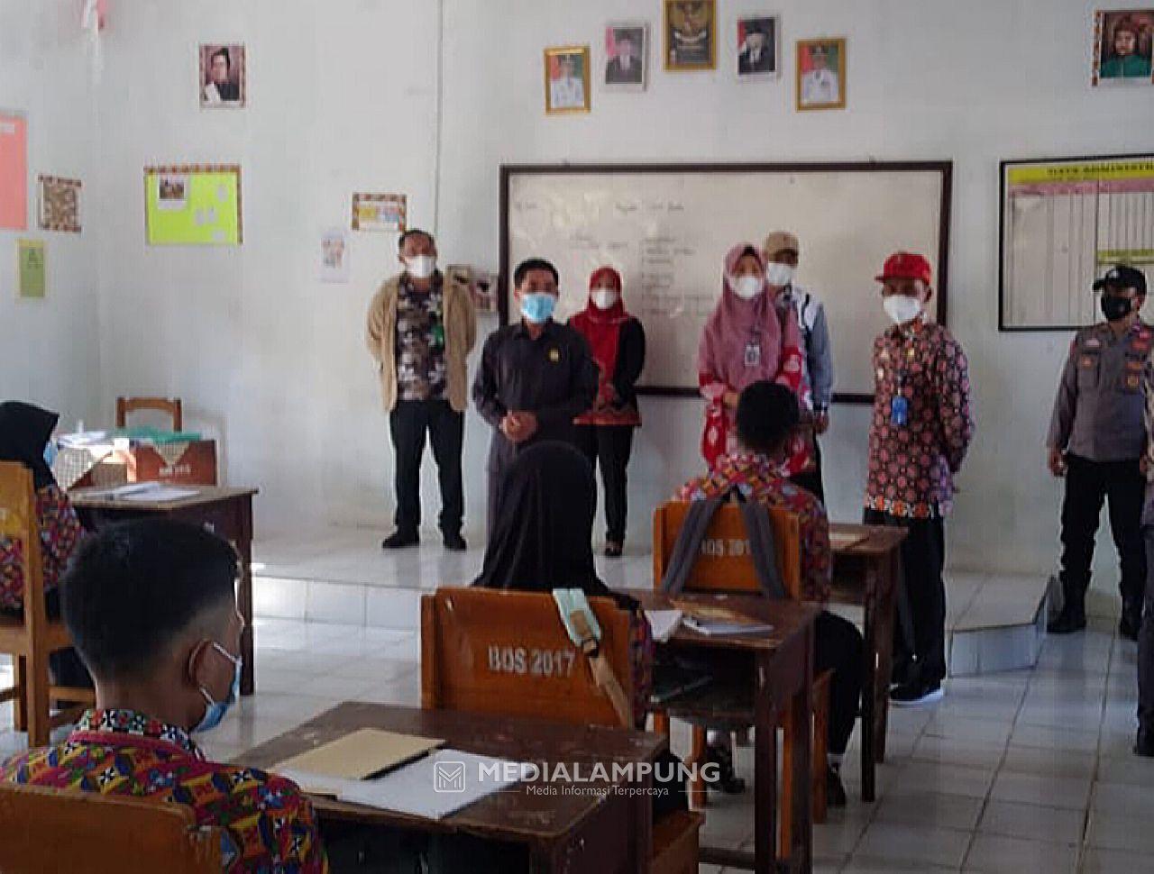 Pastikan KBM Sesuai Prokes, Ketua DPRD Bersama Tim Pemkab-Kecamatan Monitoring ke Sekolah