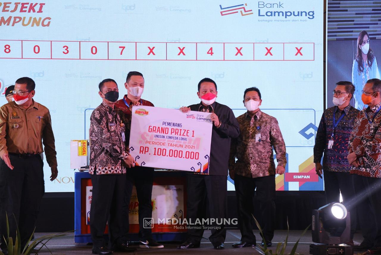 Pimpin Rapat Umum Pemegang Saham Luar Biasa Bank Lampung, Gubernur Launching L Saving dan L Online