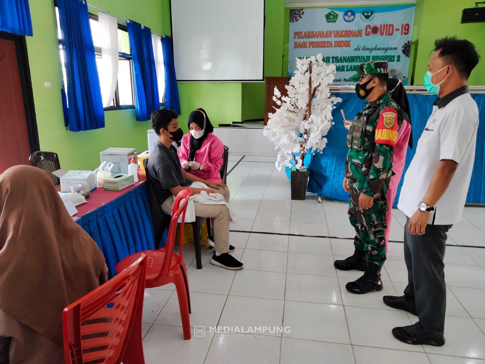 Babinsa Korpriraya Koramil 01 Panjang Monitoring Vaksinasi di Wilayah Binaan