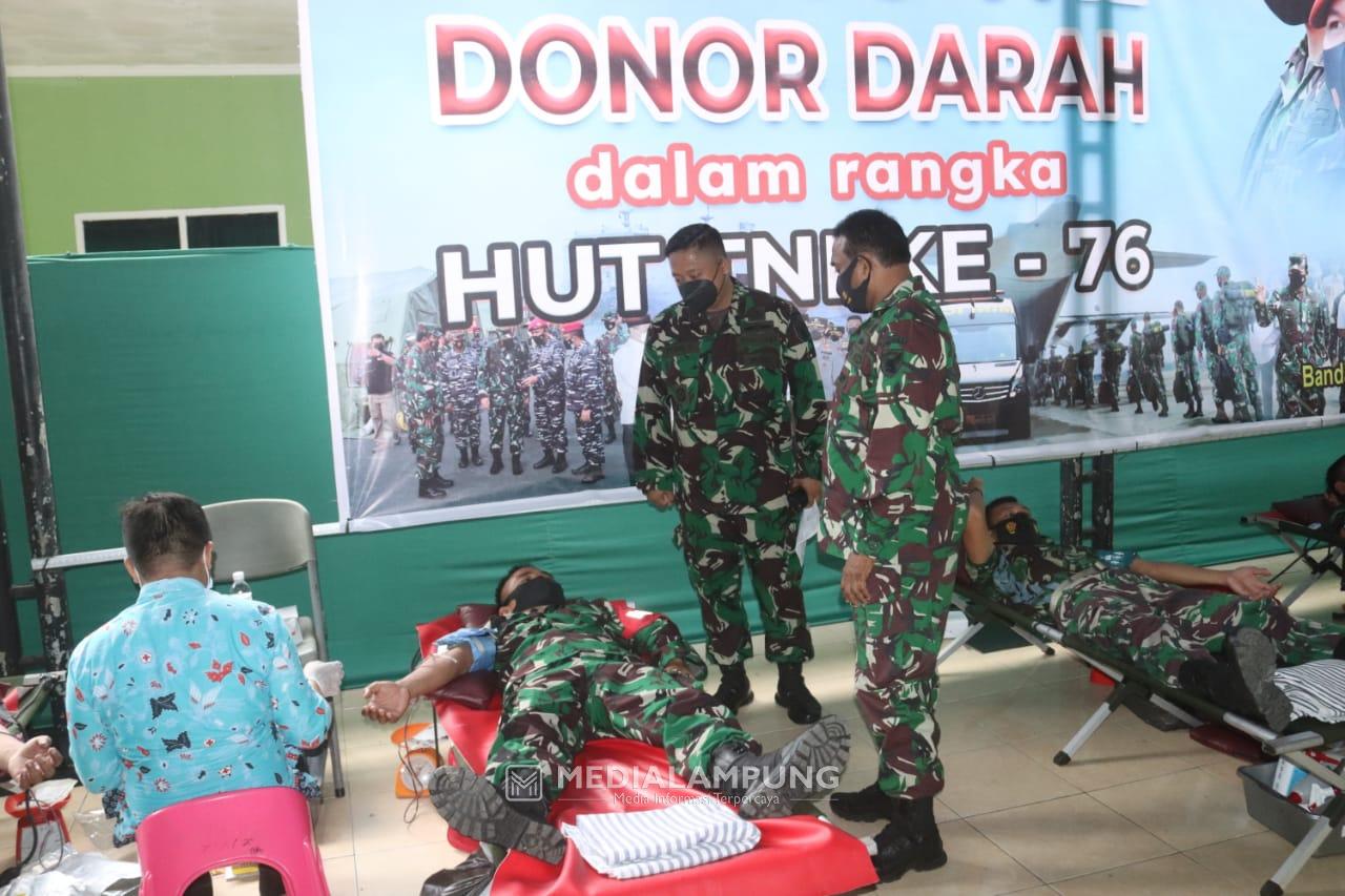 Peringati HUT TNI Ke-76, Personel Kodim KBL Ikuti Kegiatan Baksos Donor Darah