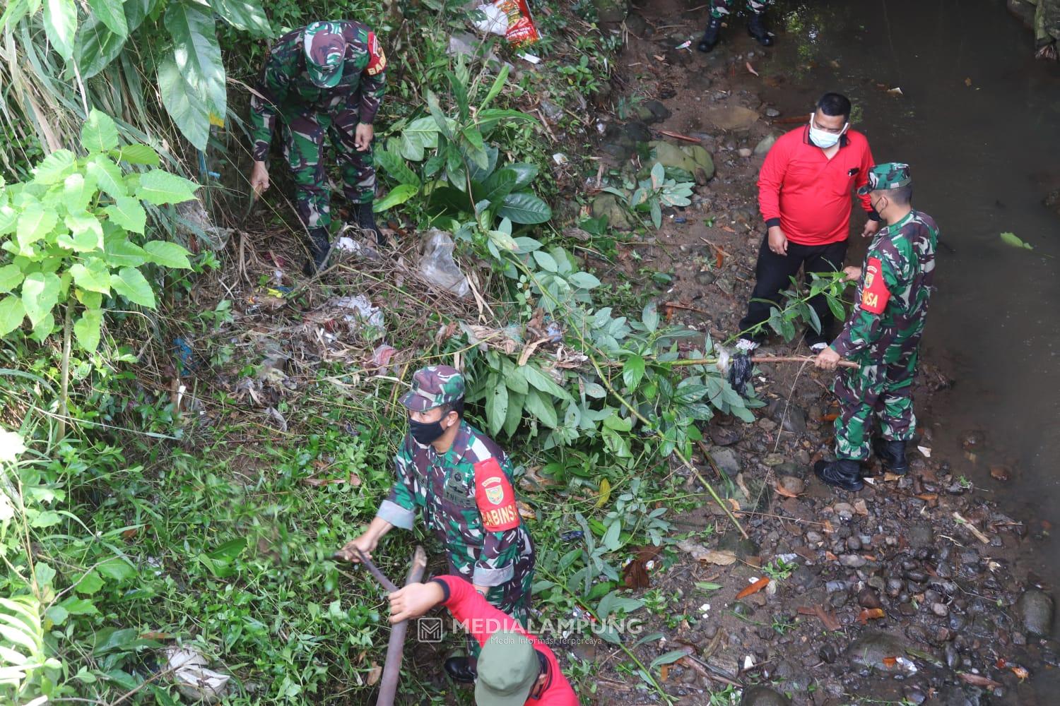 Ciptakan Lingkungan Bersih, Koramil TBS Bersama Warga Lakukan Grebek Sungai