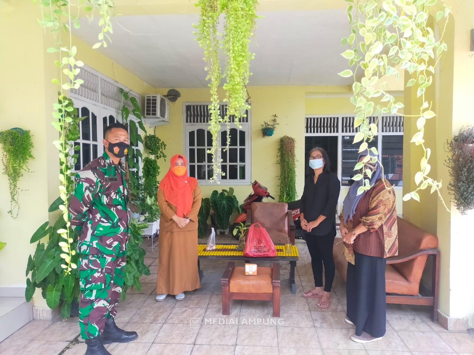 Babinsa Koramil Kedaton Salurkan Bantuan Paket Obat Kepada Warga Binaan yang Isoman