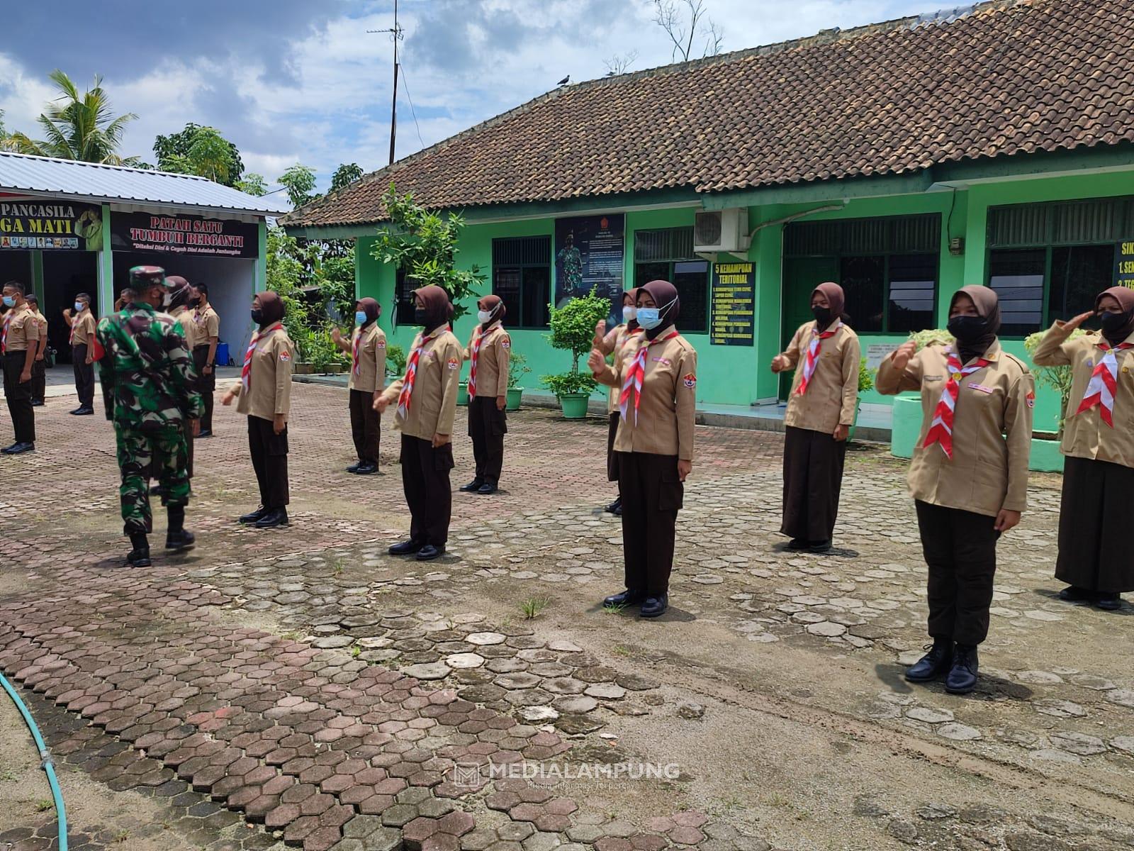 Tingkatkan Cinta Tanah Air, Babinsa Koramil TBU Latih Pramuka Tingkat SMA