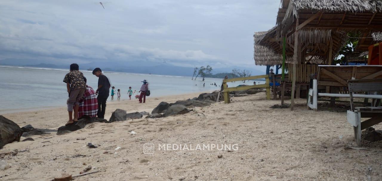 Wisata Pantai di Lampung Mulai Ramai Pengunjung