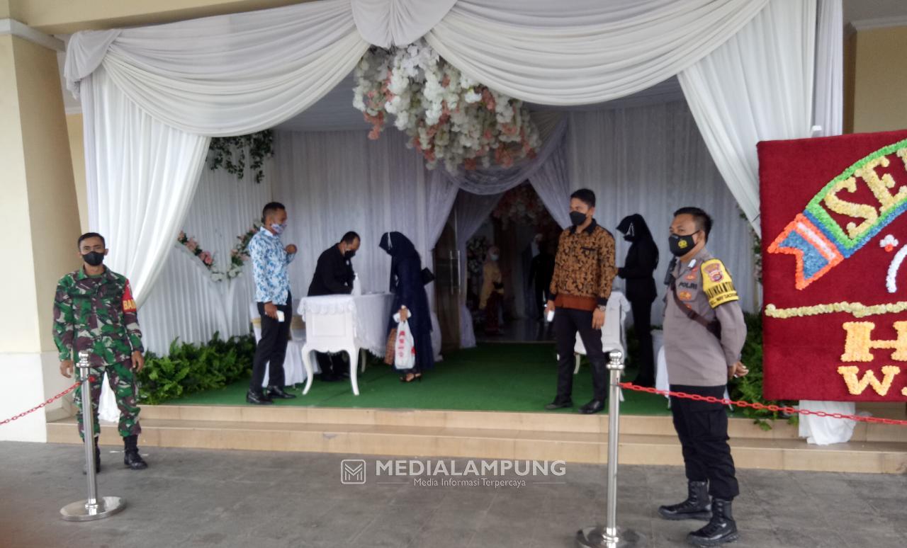 Babinsa Koramil Panjang Imbau Warga Patuhi Prokes saat di Lokasi Hajatan