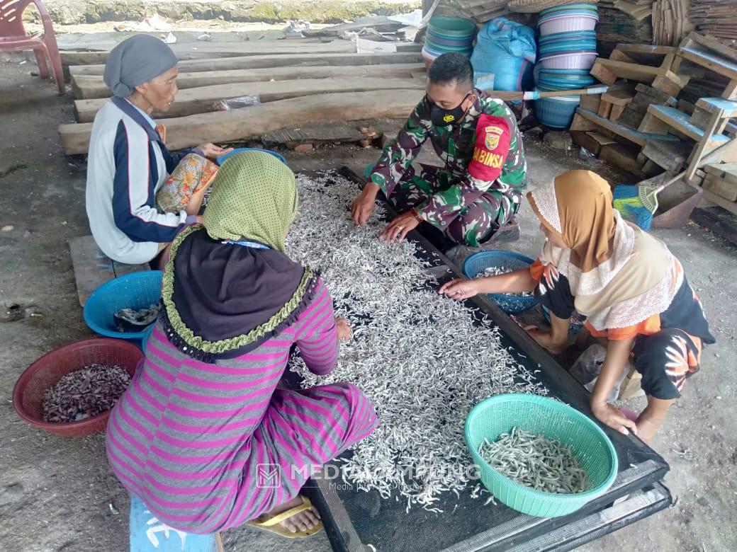 Lewat Komsos, Babinsa Koramil TBU Beri Motivasi Pada Perajin Ikan Teri Asin Pulau Pasaran