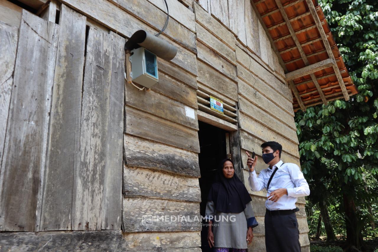 PLN Nyalakan Ratusan Rumah Warga Pekon Marang Kabupaten Pesisir Barat Lampung