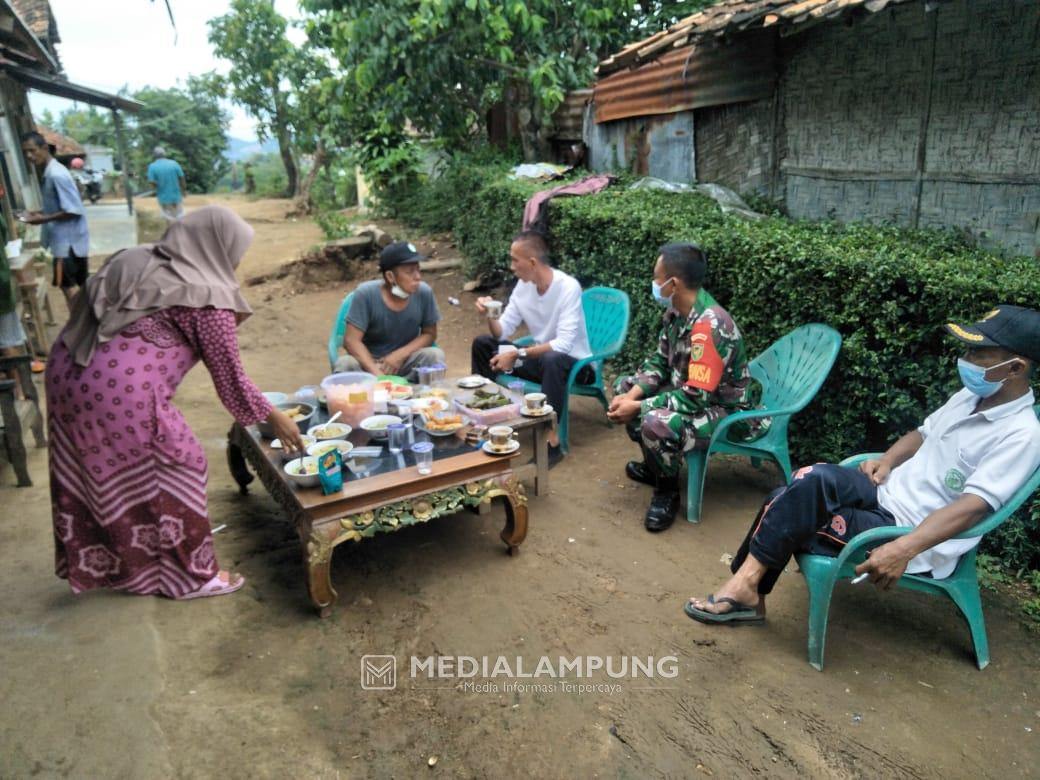 Babinsa Koramil TKP Melaksanakan Komsos di Wilayah Binaan
