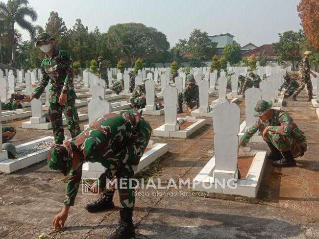 Personel Kodim KBL Ikut Karya Bakti di Taman Makam Pahlawan