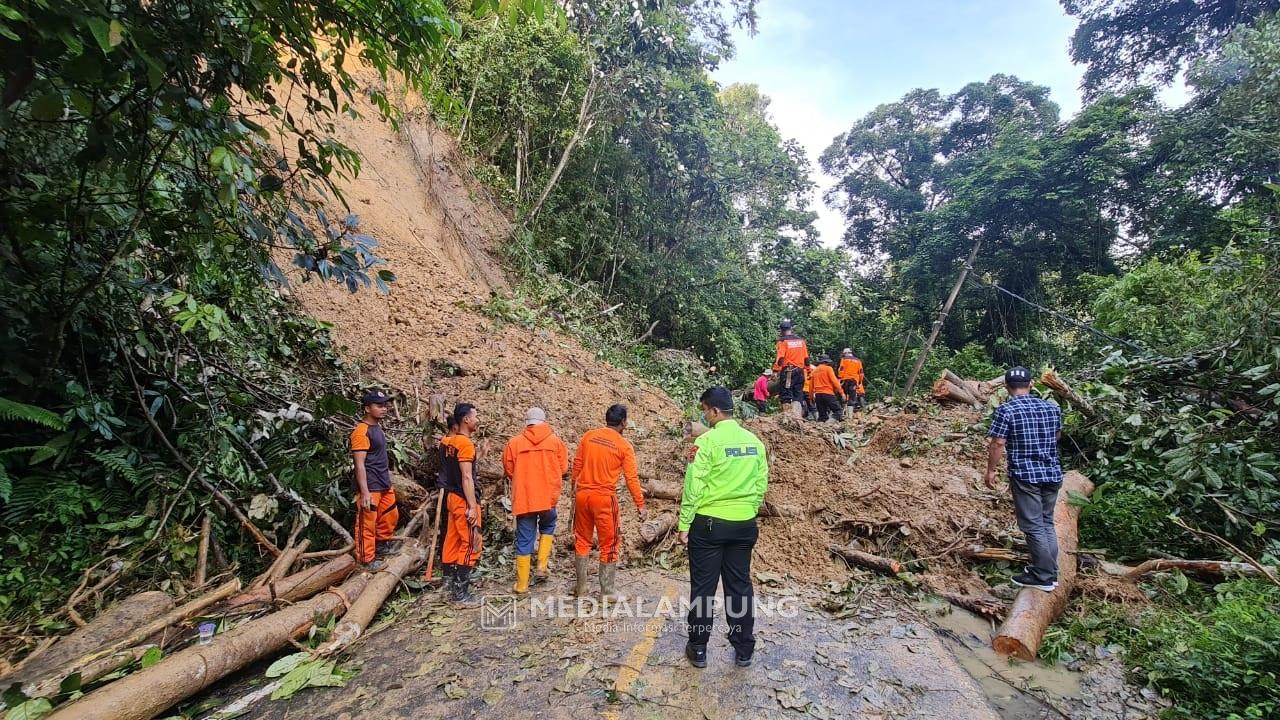 Tinjau Longsor, Kasat Lantas : Jalur Liwa- Krui Sudah Dapat Diakses Kendaraan Roda Dua