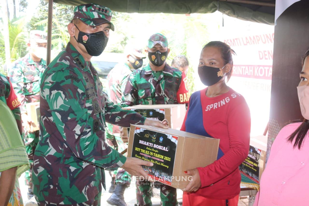 Peringati HUT TNI, Dandim Romas Bagikan Sembako Kepada Masyarakat 