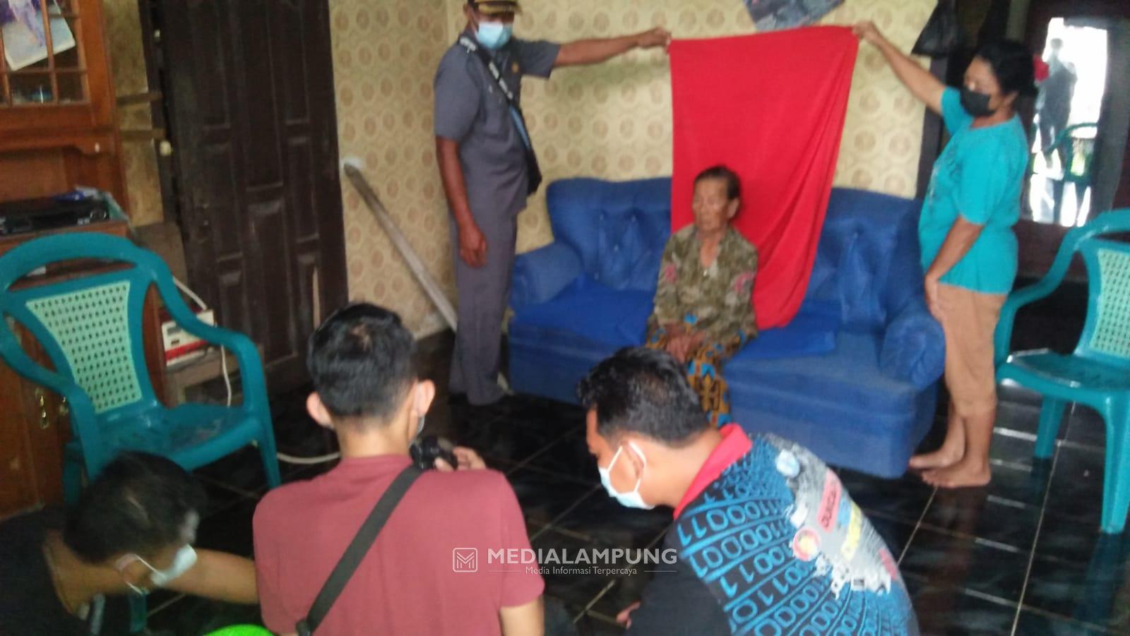 Disdukcapil Waykanan Jemput Bola, Beri Pelayanan Adminduk di Kampung Bali Sadhar Utara