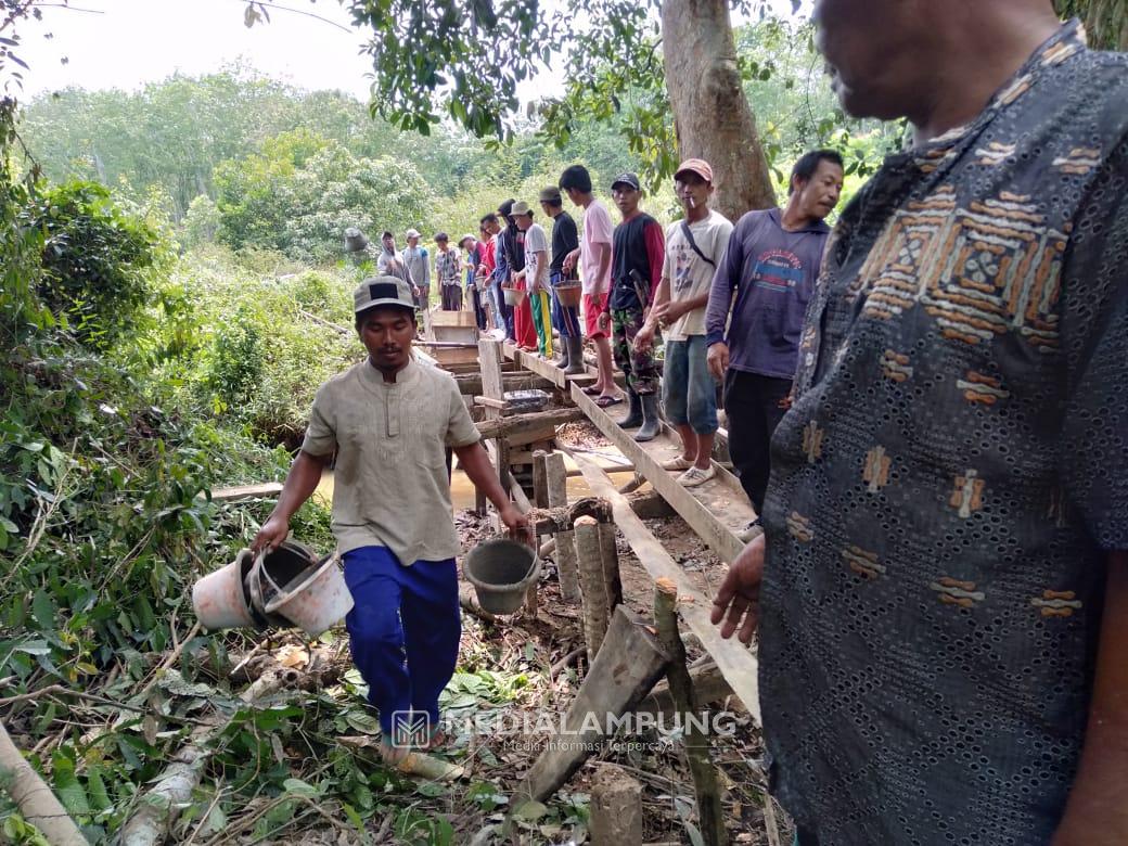 Kakam Karang Agung bersama Warganya Gotong Royong Perbaiki Jembatan
