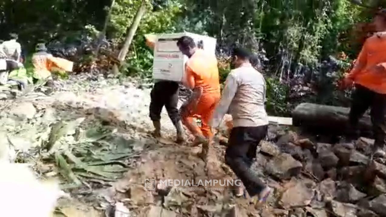 Sempat Terkendala Longsor, Pendistribusian Vaksinasi Covid-19 Secara Estafet