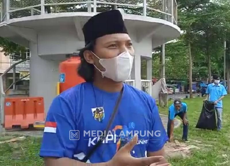 Peringati Hari Sumpah Pemuda, KNPI Bandarlampung Bersih-bersih Taman Gajah