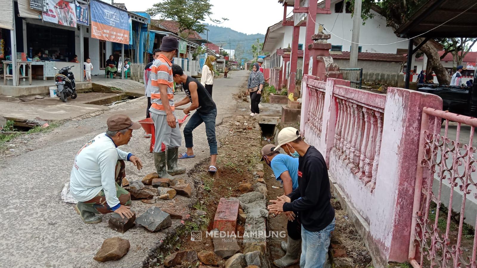 Lurah Erna Sokong Material Gotong Royong Perbaiki Jalan Kabupaten 