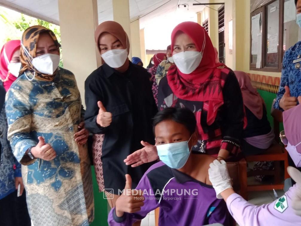 Winarni Tinjau Kegiatan Vaksinasi Pelajar di Jatiagung