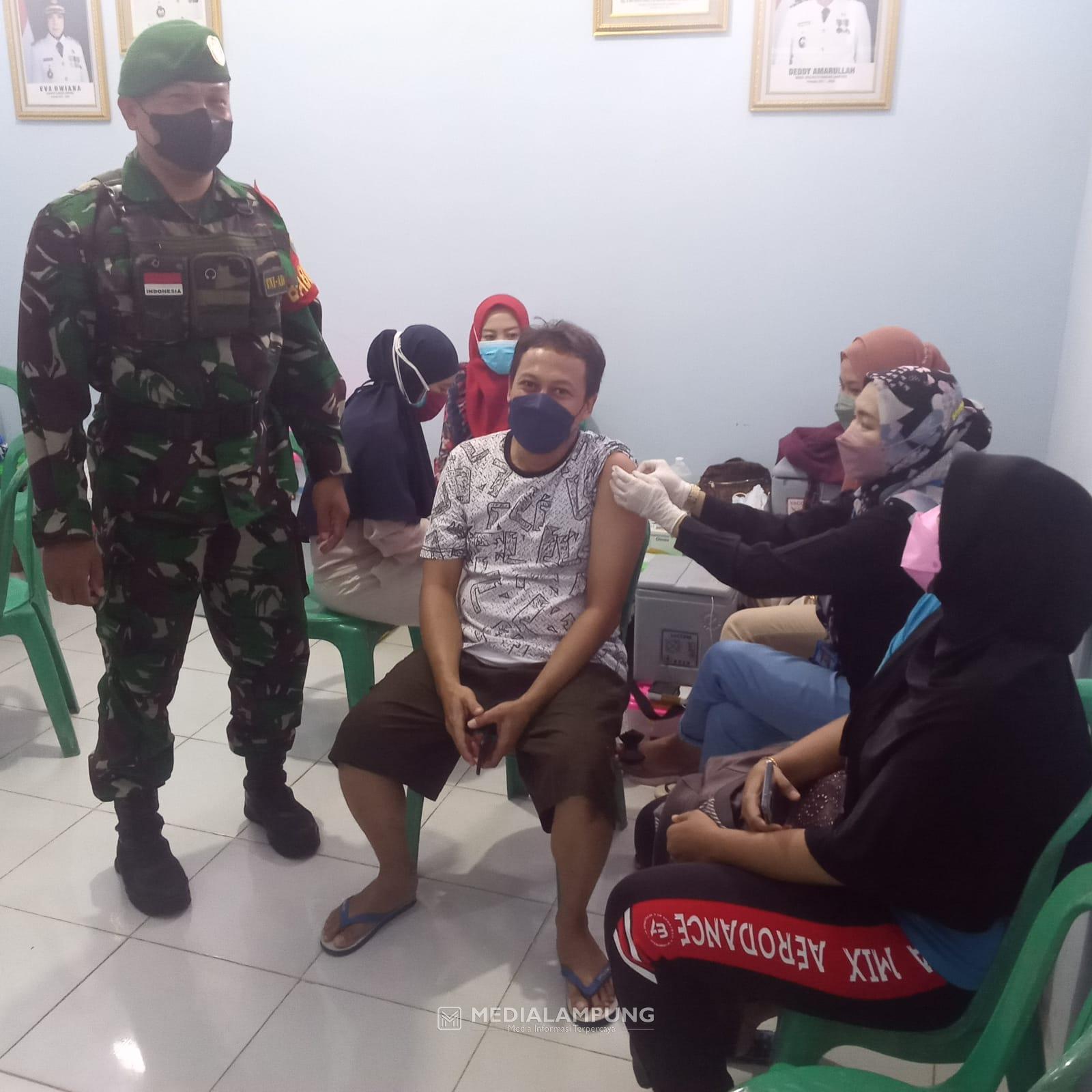 Babinsa Koramil TKT Pantau Pelaksanaan Vaksinasi di Wilayah Binaan