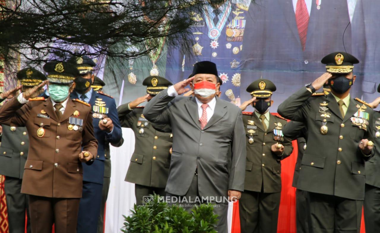 Gubernur dan Danrem 043/Gatam Bersama Forkopimda Ikuti Upacara HUT TNI Ke-76 Dipimpin Presiden