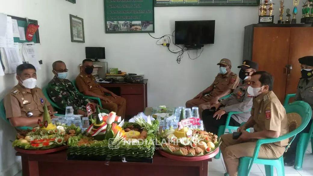 Rayakan HUT TNI, Tiga Unsur Pimpinan Kecamatan Sambangi Koramil 422/04 Balikbukit 