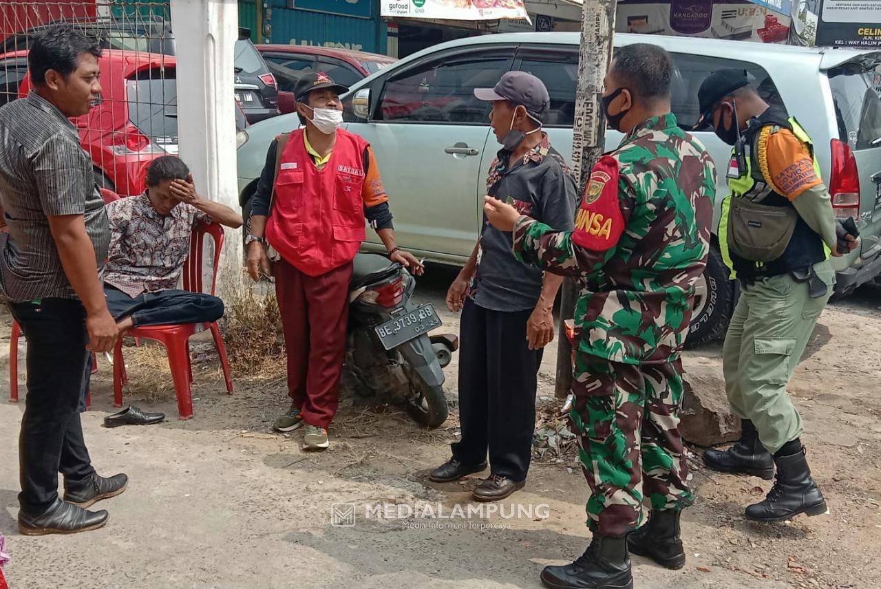 Cegah Penyebaran Covid, Babinsa Koramil 06 Kedaton Patroli Prokes di Wilayah Binaan