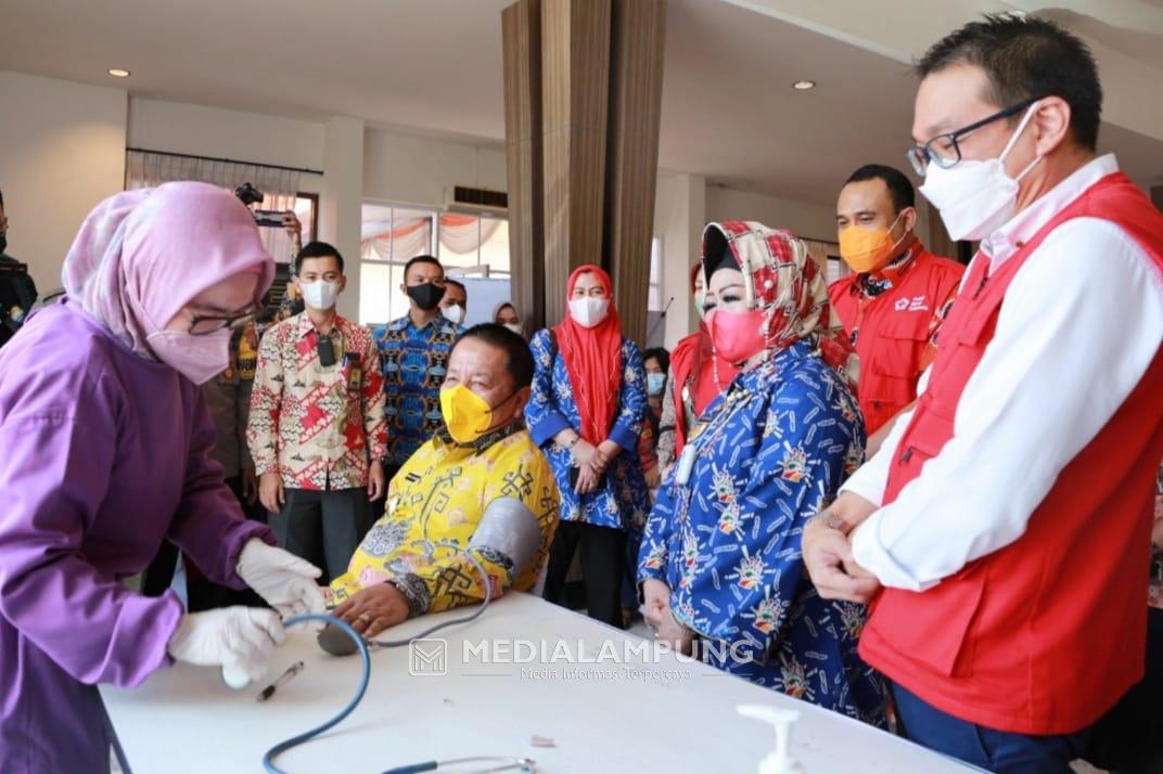 Gubernur Arinal Tinjau Vaksinasi yang Digelar PMI Lampung