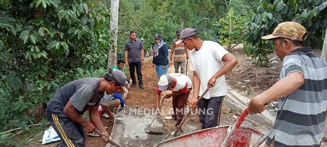 Aleg Suharlan Bersama Warga Pajarbulan Gotong Royong Cor Jaling 