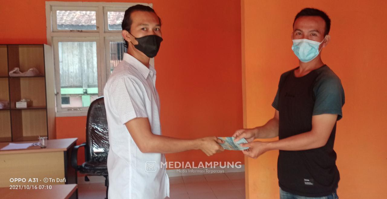 Kepala Kampung Sunsang Bagikan Insentif Perangkat Kampung