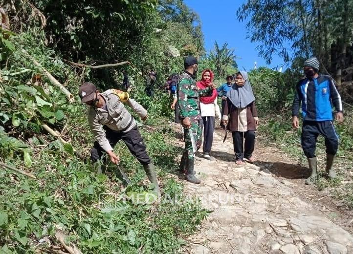 Babinsa Gerakan Warga Pancurmas Rawat Fasilitas Umum