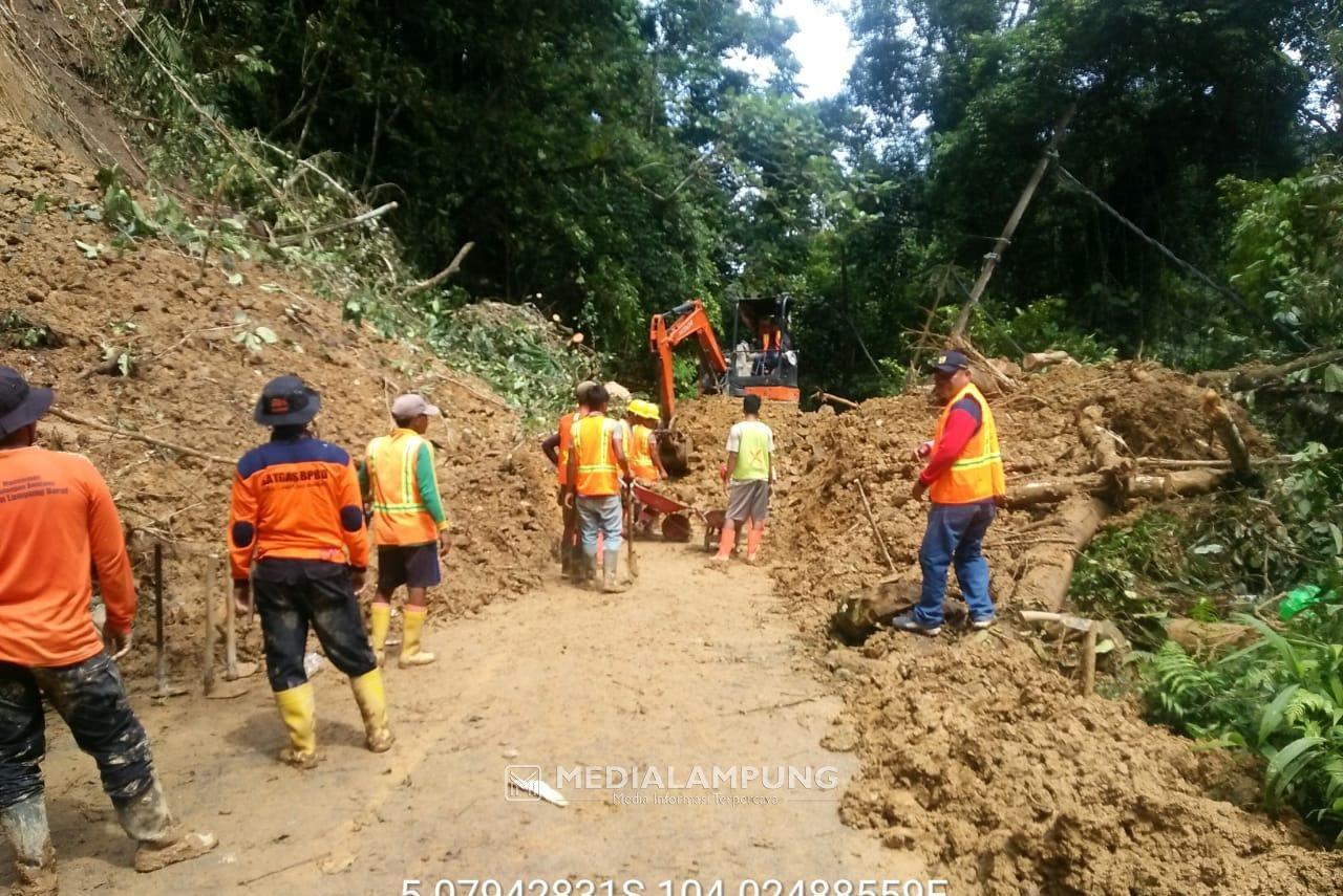 Material Longsor Berhasil Disingkirkan, Kendaraan Roda Empat Sudah Bisa Melintas