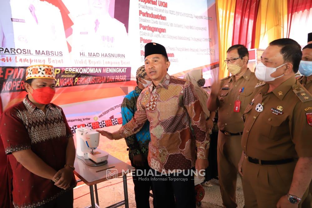 Dukung UMKM di Lambar, Parosil Serahkan Sejumlah Bantuan 