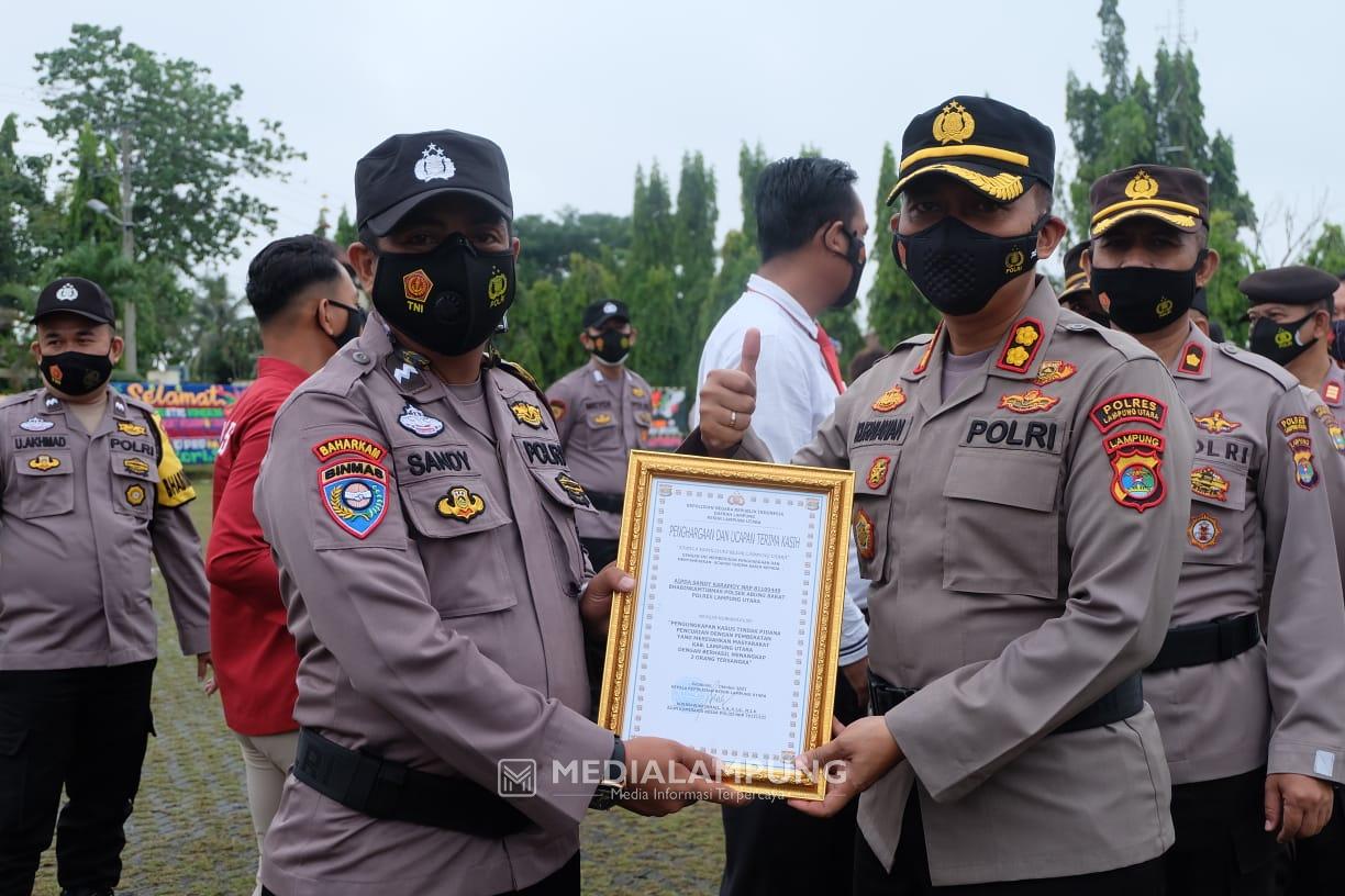 Kapolres Lampura Beri Reward Kepada 56 Personel yang Berprestasi