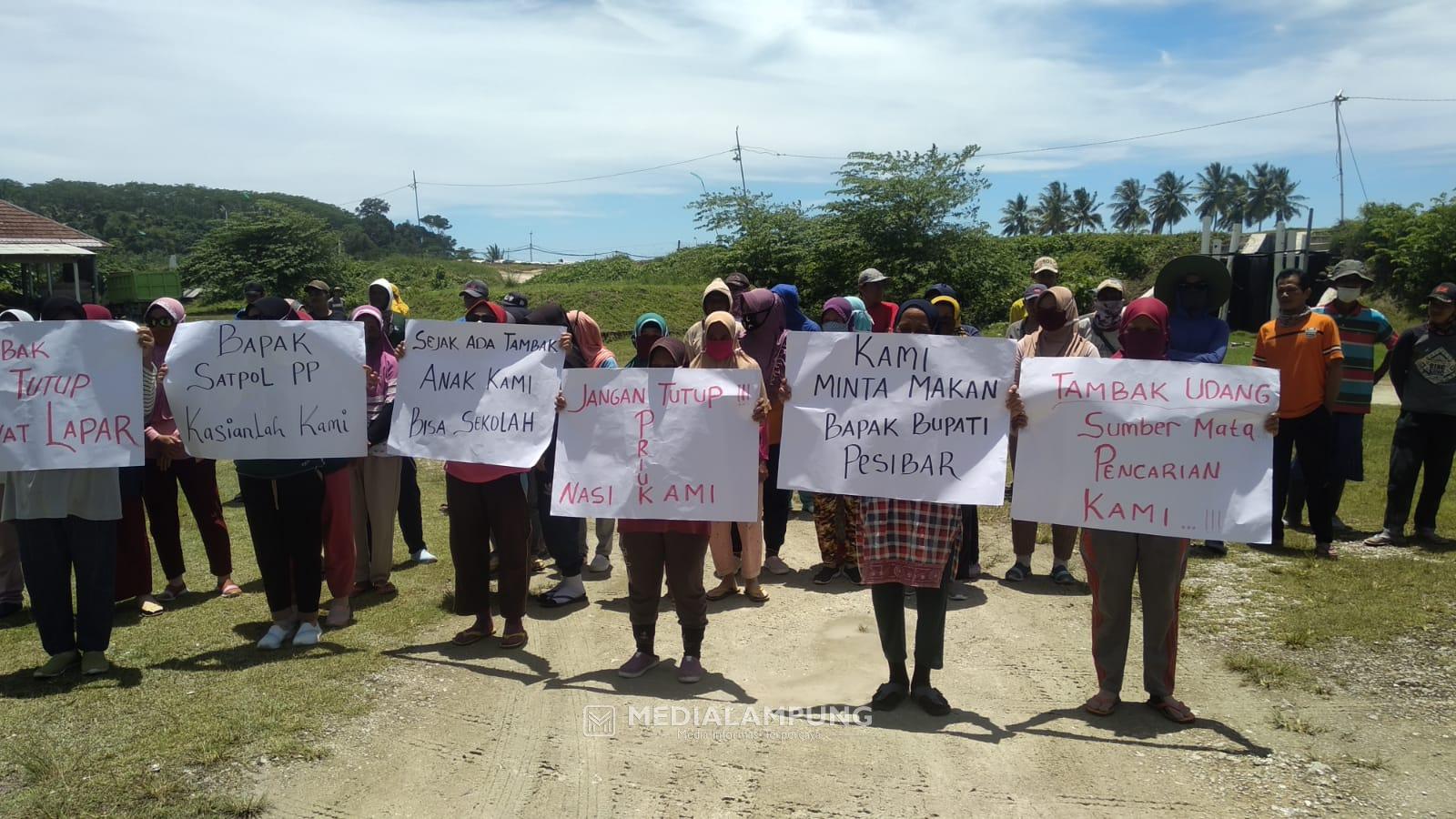 Tambak Udang Disegel, Belasan Ibu-Ibu Gelar Aksi Unjuk Rasa