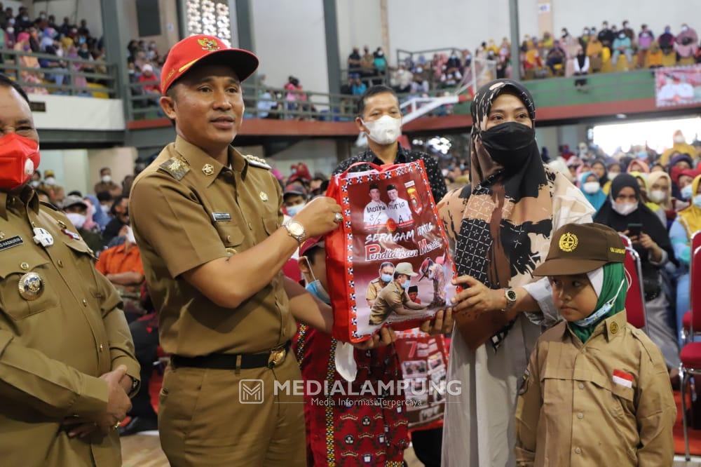 1.934 Siswa di Kecamatan Balikbukit Terima Seragam Sekolah Gratis