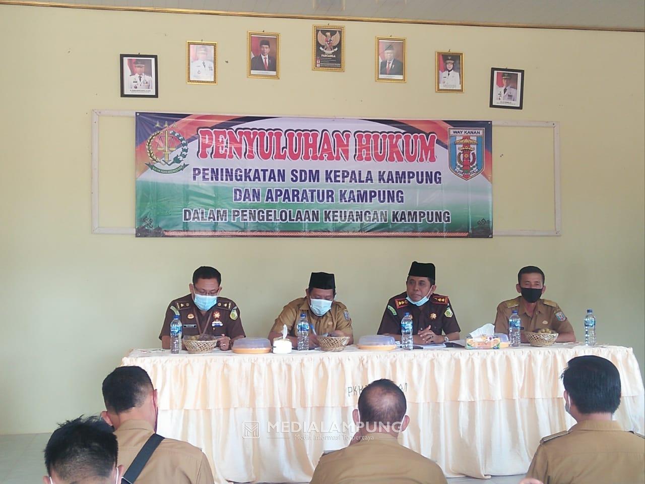 Tingkatkan SDM dalam Pengelolaan Keuangan Kampung, Kejari Waykanan Gelar Penyuluhan di Negeri Agung