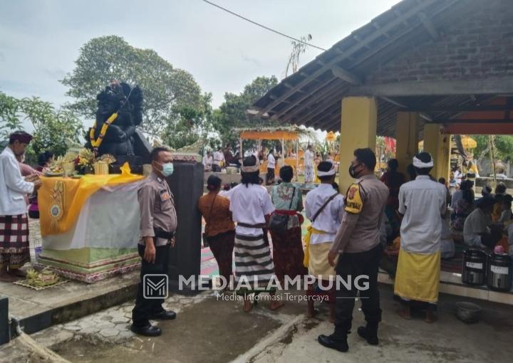 Anggota Polsek Gadingrejo Lakukan Pengamanan Piodalan Pure Giri Dutra Mandala