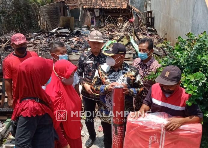 Bupati Lamsel Kunjungi Korban Kebakaran di Jatimulyo