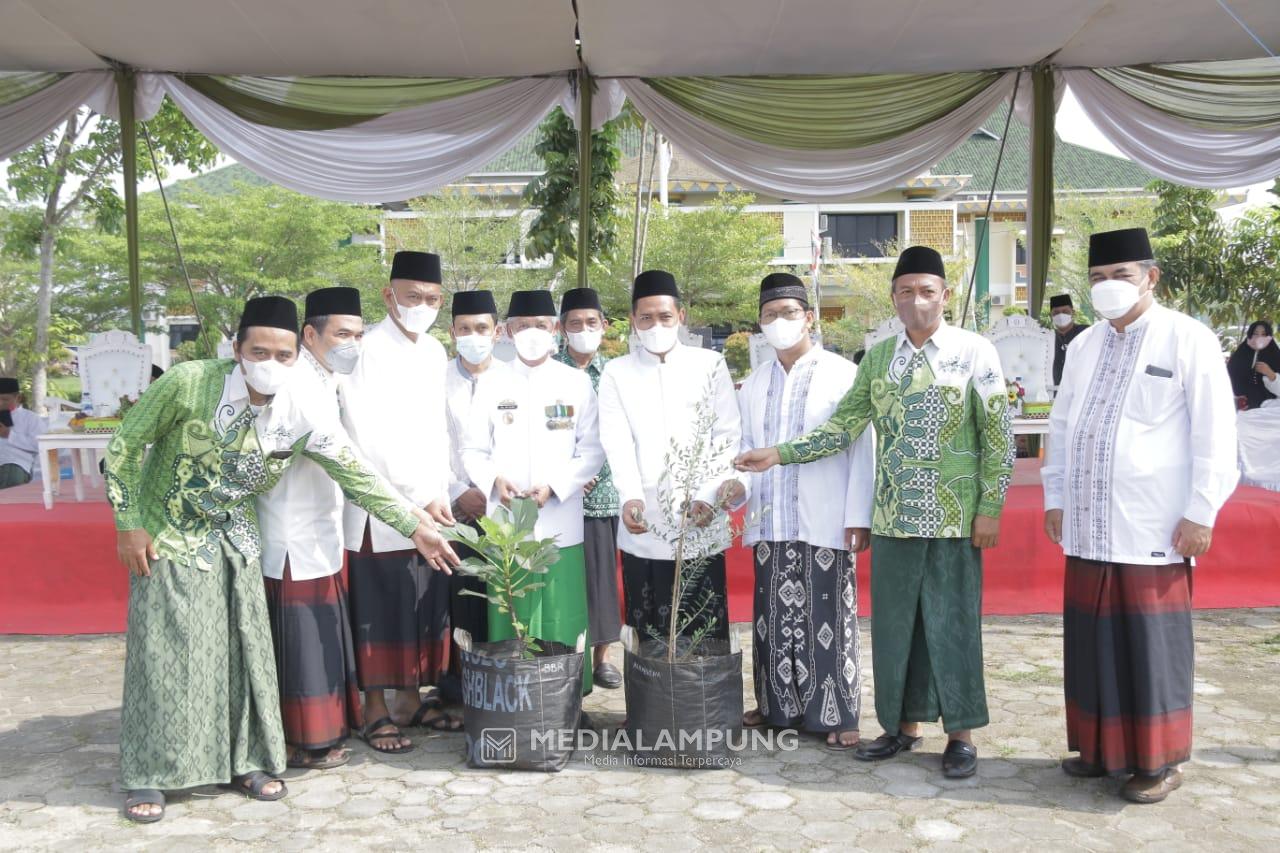 Penyerahan Bibit Tanaman kepada Ketua RMI Warnai Peringatan HSN di Pringsewu