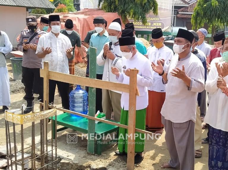 Bupati Sujadi Letakkan Batu Pertama Pembangunan Masjid Nurul Huda Pringsewu Barat