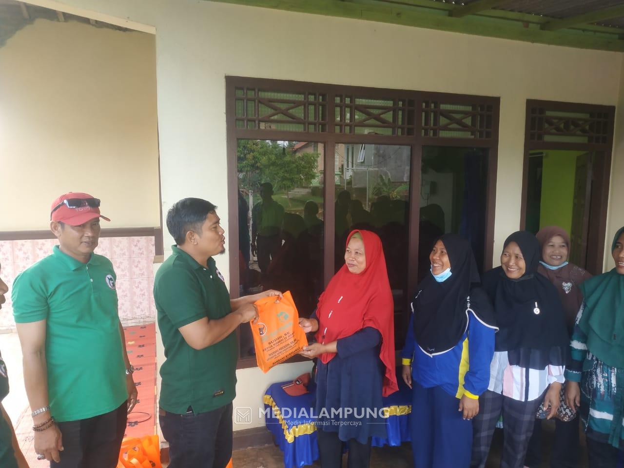 Komunitas Boemiku Hijau Bagikan Bantuan Benih untuk KWT di Gadingrejo